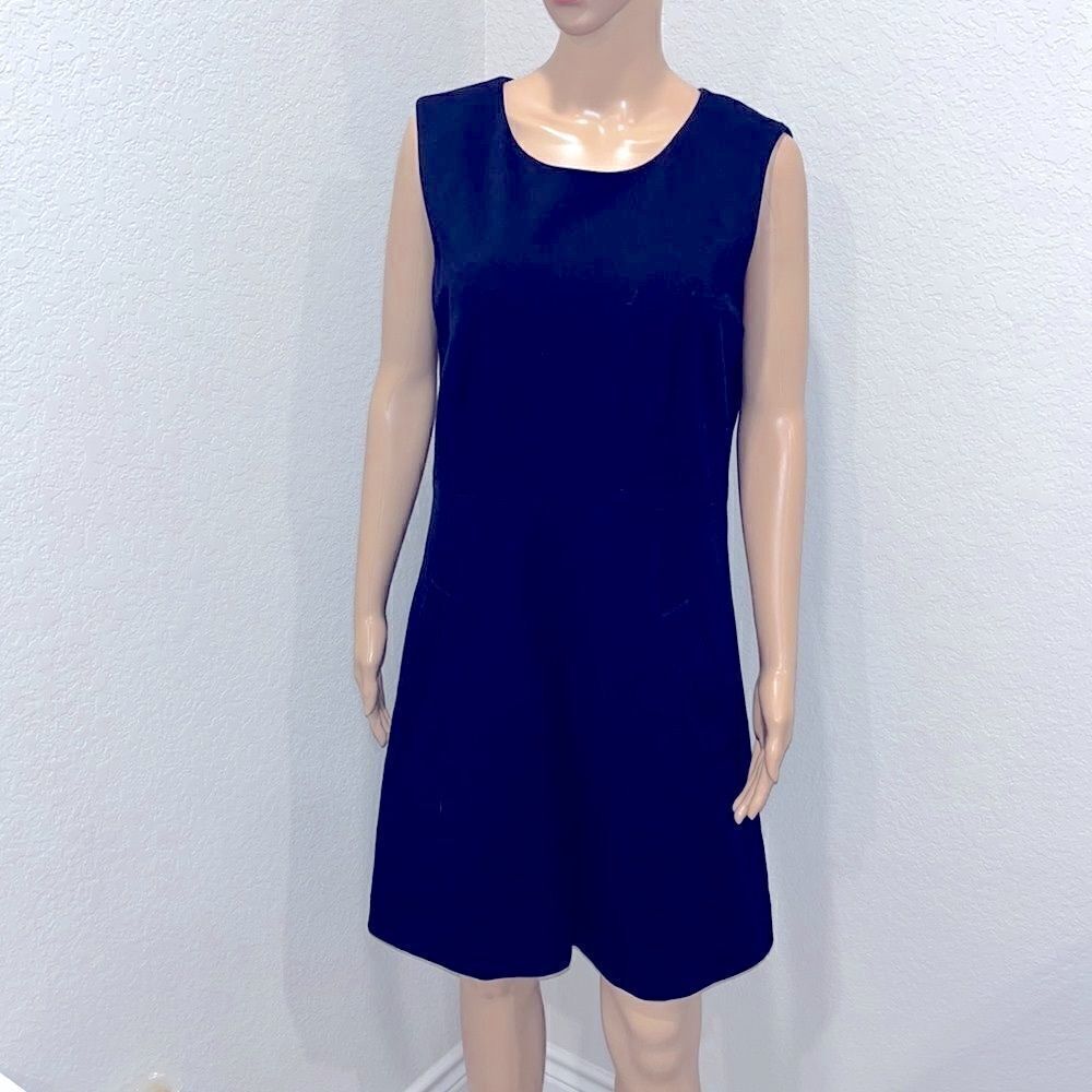 Vintage Diane Von Furstenberg navy blue designer dress w/ pockets. Med wt fabric
